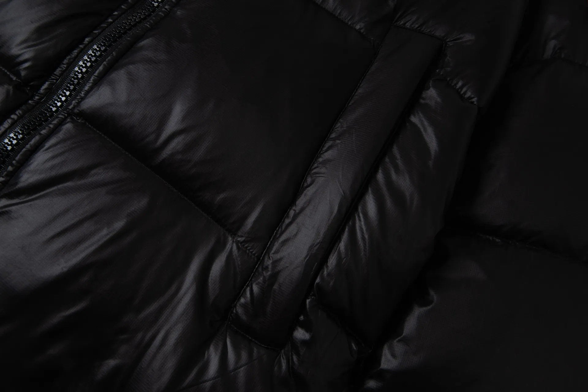 P780 Canada Goose New Puff Couple Style Hooded Down Jacket 1️⃣The fabric is made of recycled Feather-Light tear-resistant fabric, which is ultra-light and has no weight-bearing feeling on the upper body. The unique black label highlights the temperament. The interior is filled with white duck down, making the upper body very light and comfortable! 2️⃣It is very youthful and energetic, and can be easily worn by both men and women. It is very in line with the fashion aesthetic concepts of today's young people! 3️⃣ A full set of customized accessories, complete with three standards, same style for men and women, a must-have for couples. Size: S-XXL